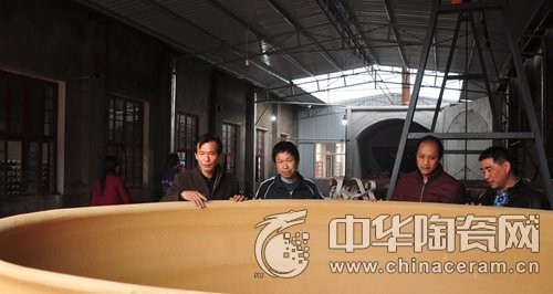 世界最大陶瓷酒碗在望城烧制成功 获世界纪录认证